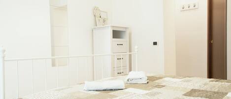 Biancheria da letto di alta qualità, una scrivania, insonorizzazione