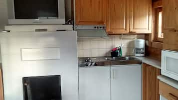 Sauna cottage, 33sqm, 2 beds | Dapur peribadi | Peti sejuk/penyejuk beku saiz penuh, ketuhar gelombang mikro, dapur