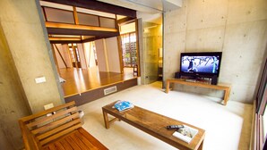 ヴィラ | リビング エリア | 42 インチの薄型テレビ (ケーブル放送視聴可)、テレビ