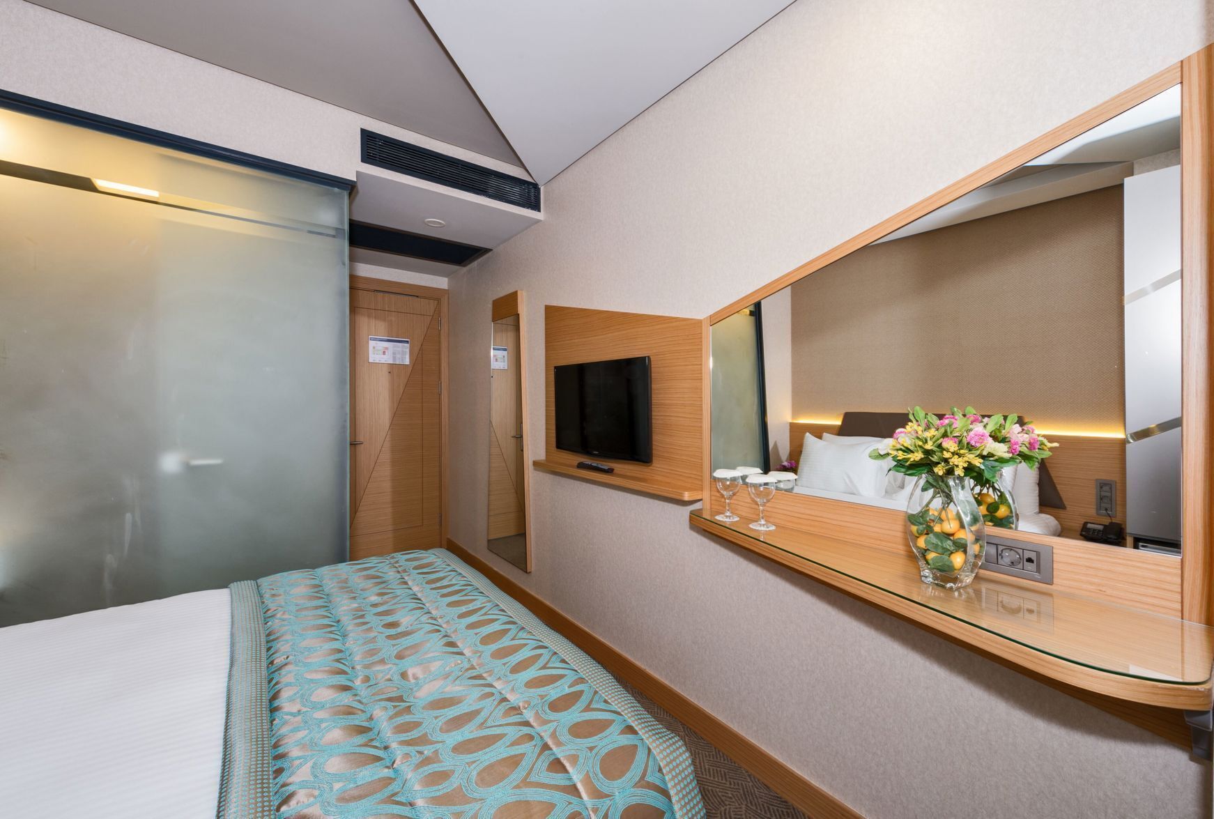 Egyptian cotton sheets, premium bedding, minibar, in-room safe