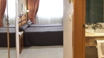 Escritorio, cortinas opacas, cunas gratuitas y camas supletorias