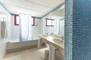 Shower, free toiletries, hair dryer, towels - Hotel NS Albolut (Albolote)