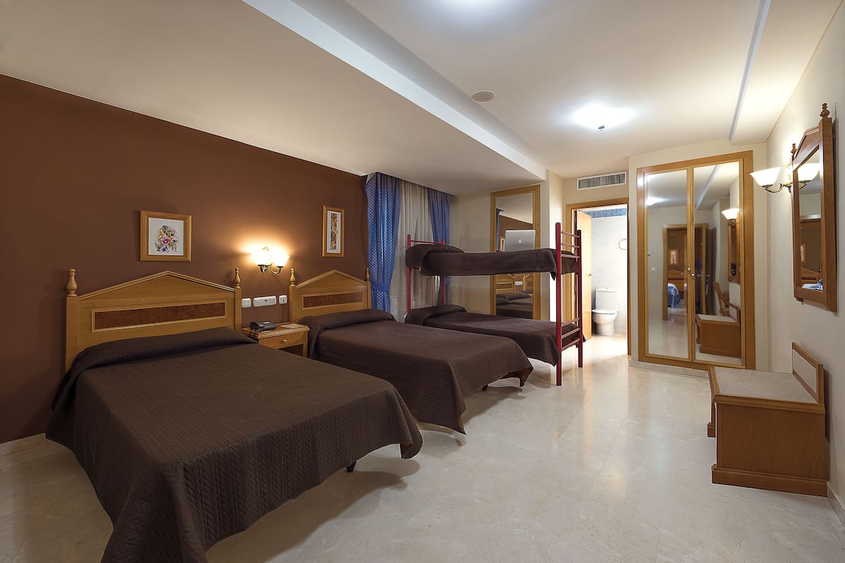 Quadruple Room | Desk, blackout drapes, free cribs/infant beds, rollaway beds