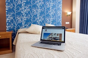 Desk, blackout curtains, free cots/infant beds, rollaway beds - Hotel NS Albolut (Albolote)