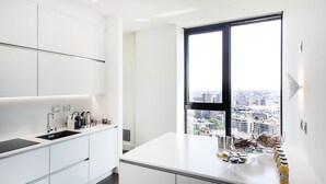 Apartamento superluxo, 3 quartos (Via Della Liberazione 15) | Cozinha privada | Máquina de café expresso, geladeira grande, fogão, cooktop