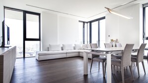 Apartamento superluxo, 3 quartos (Via Della Liberazione 15) | Área de estar | TV LED 42 polegadas com canais digitais, TV