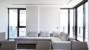 Apartamento superluxo, 3 quartos (Via Della Liberazione 15) | Área de estar | TV LED 42 polegadas com canais digitais, TV