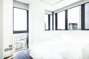 Ropa de cama de alta calidad y caja de seguridad en la habitación 