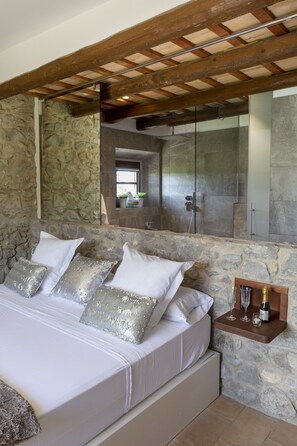 Suite Deluxe, 1 cama de matrimonio, vistas a la piscina (Perla) | Ropa de cama de alta calidad y decoración individual