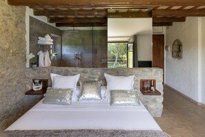 Suite Deluxe, 1 grand lit, vue piscine (Perla) | Literie de qualité supérieure, décoration personnalisée