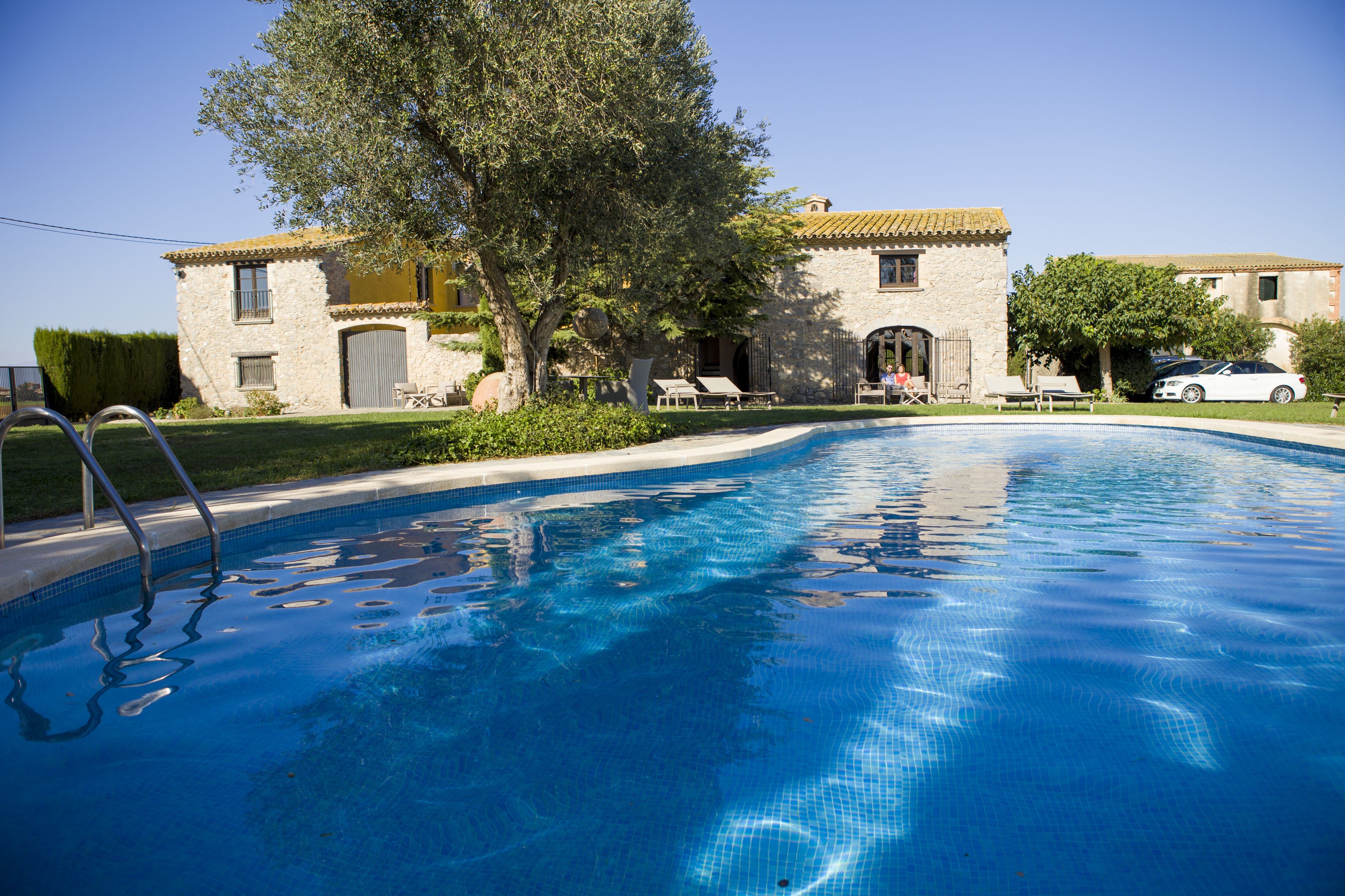 Piscine extérieure, chaises longues