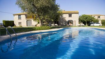 Piscine extérieure, chaises longues