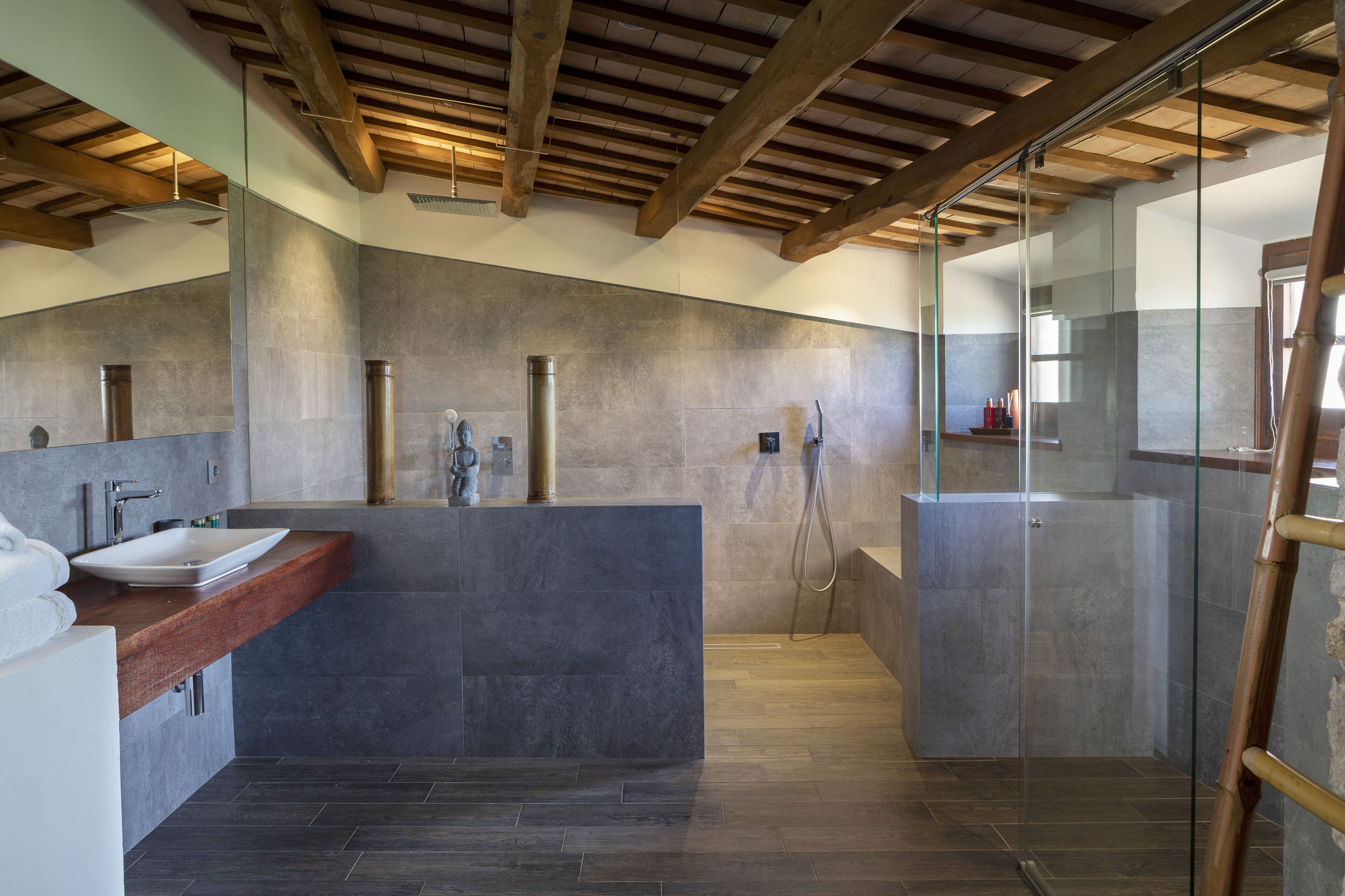 Deluxe suite (Granate) | Badkamer | Een douche, een regendouche, gratis toiletartikelen, een haardroger