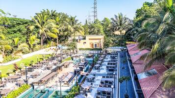 Swim-up bar