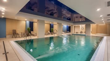 Kolam renang tertutup, kerusi lepak pantai