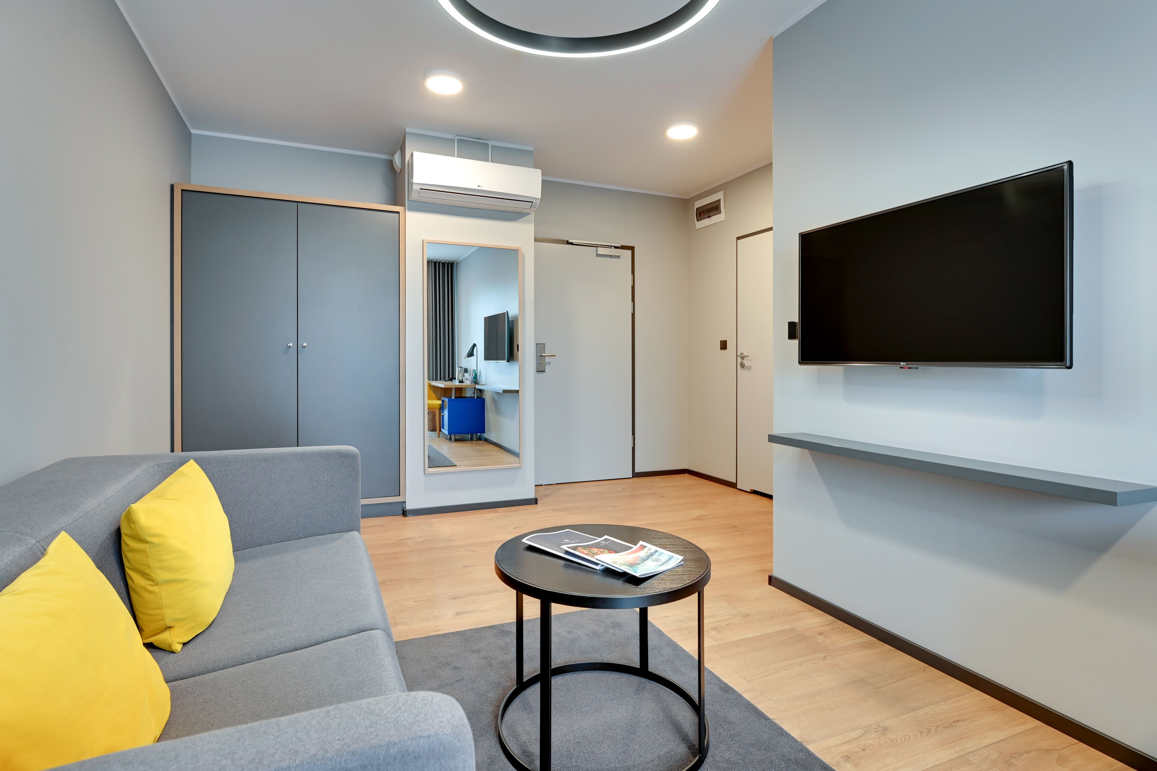 business studio | desk, free wifi, bed sheets, wheelchair access