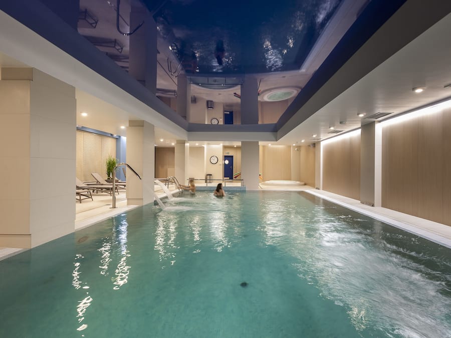 Alberca techada y camastros