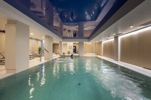 Piscine couverte, chaises longues