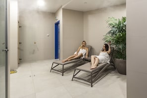 Parihoitohuone(ita), höyrysauna, vartalohoitoja, vartalon kuorintoja