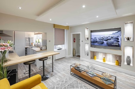 Superior Apartment, Ensuite (12 + 14) | Lounge. Carmel Apartments Queen Street Residence