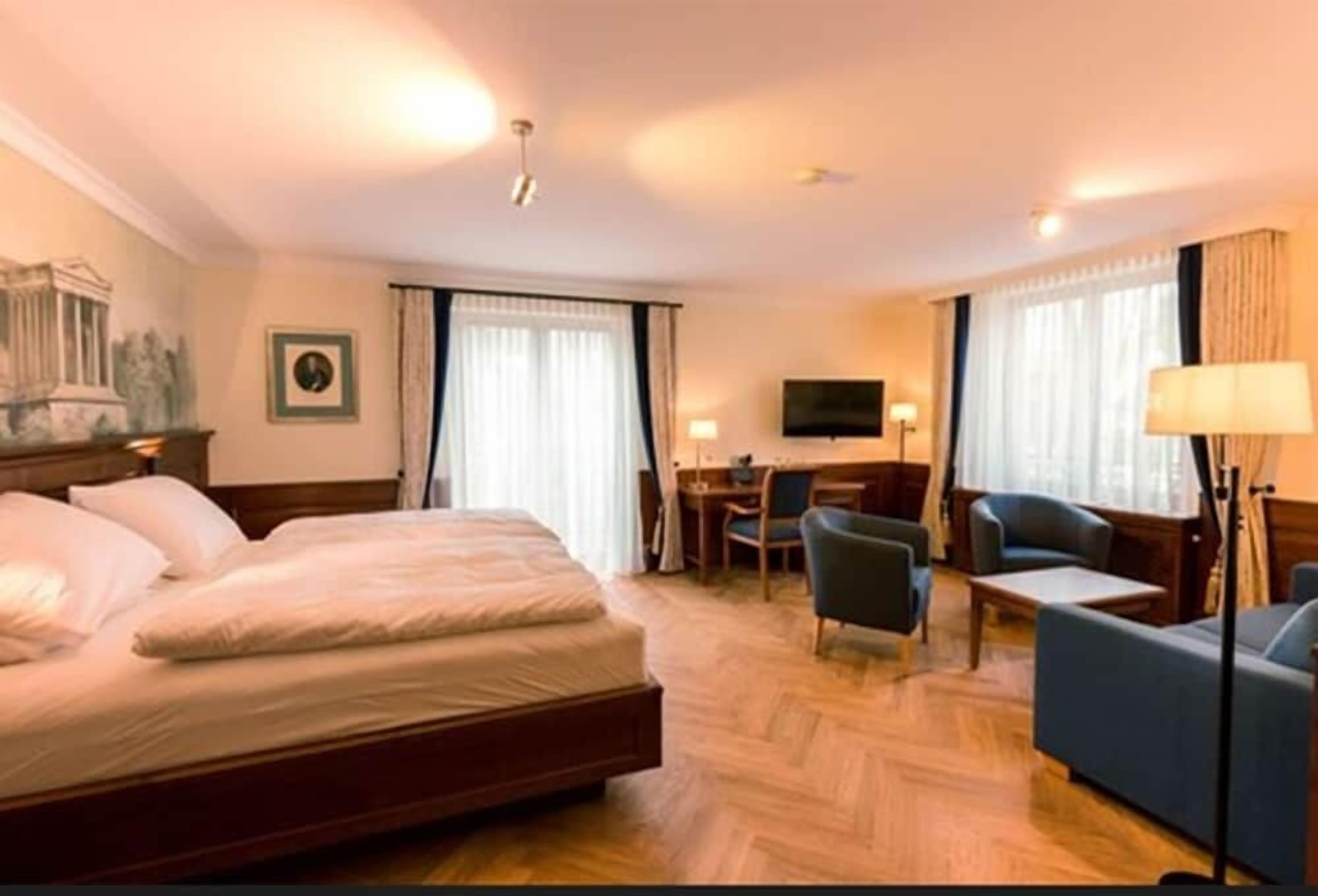 Minibar, Zimmersafe, Schreibtisch, laptopgeeigneter Arbeitsplatz