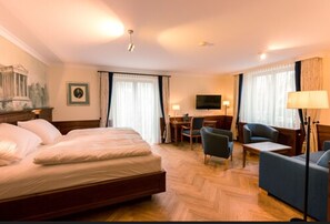 Minibar, Zimmersafe, Schreibtisch, laptopgeeigneter Arbeitsplatz