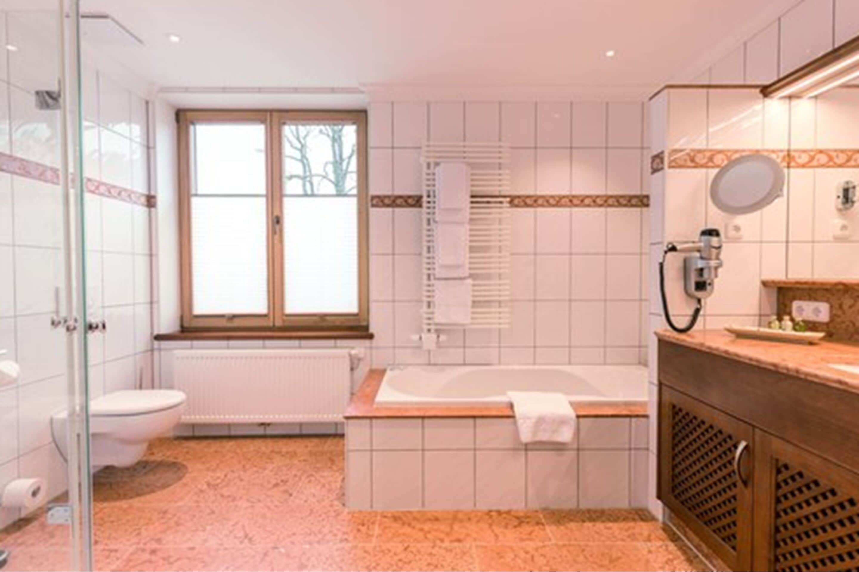 rainfall showerhead, free toiletries, hair dryer, towels