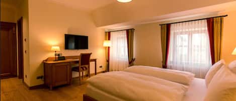 Minibar, coffres-forts dans les chambres, bureau