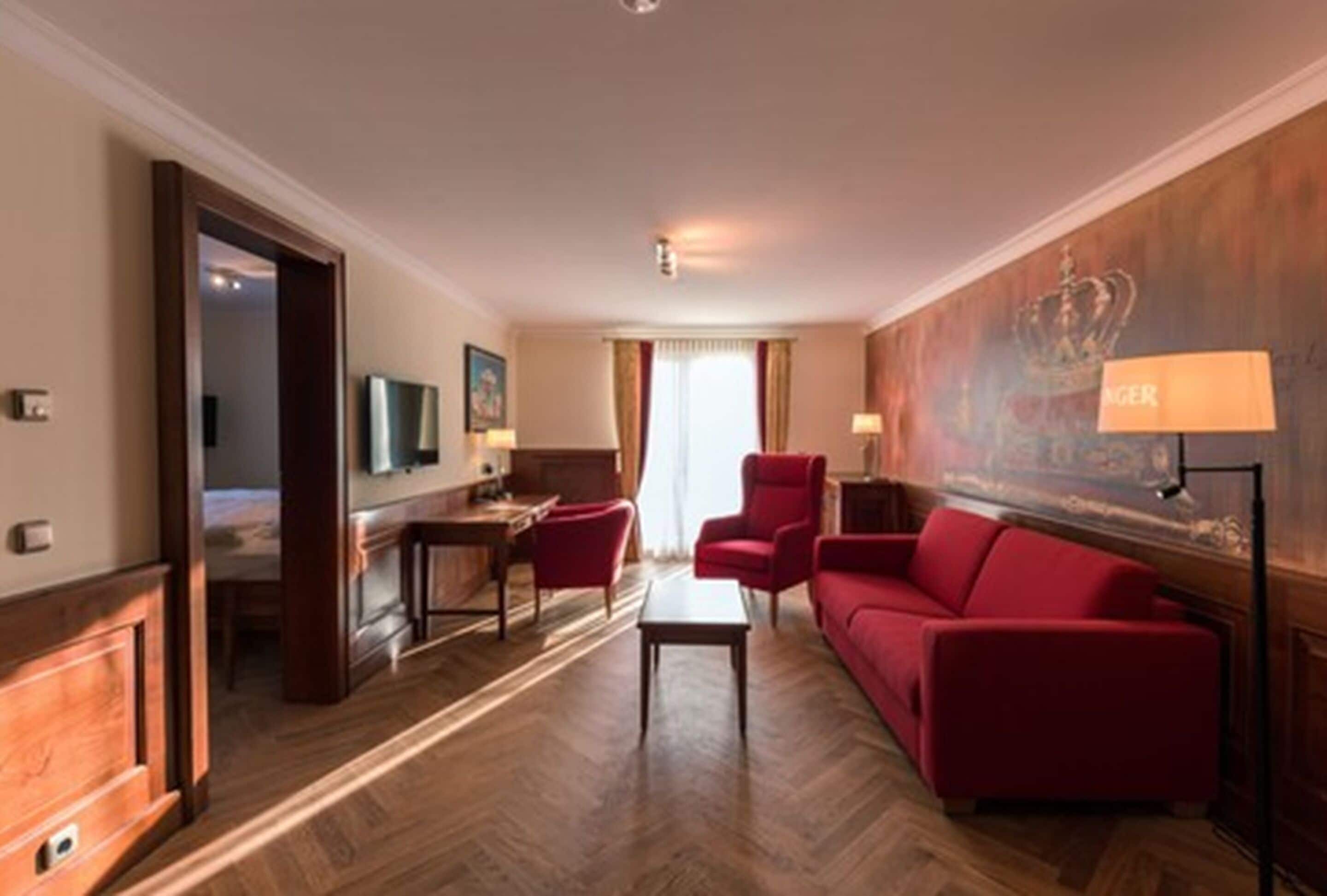 standard suite, 1 bedroom (single use) | living area | flat-screen tv