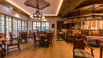 Bar (trong khuôn viên)