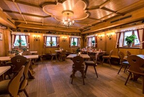 Se sirven comidas, cenas y cocina regional 