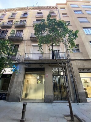 Vista frontal de la propiedad