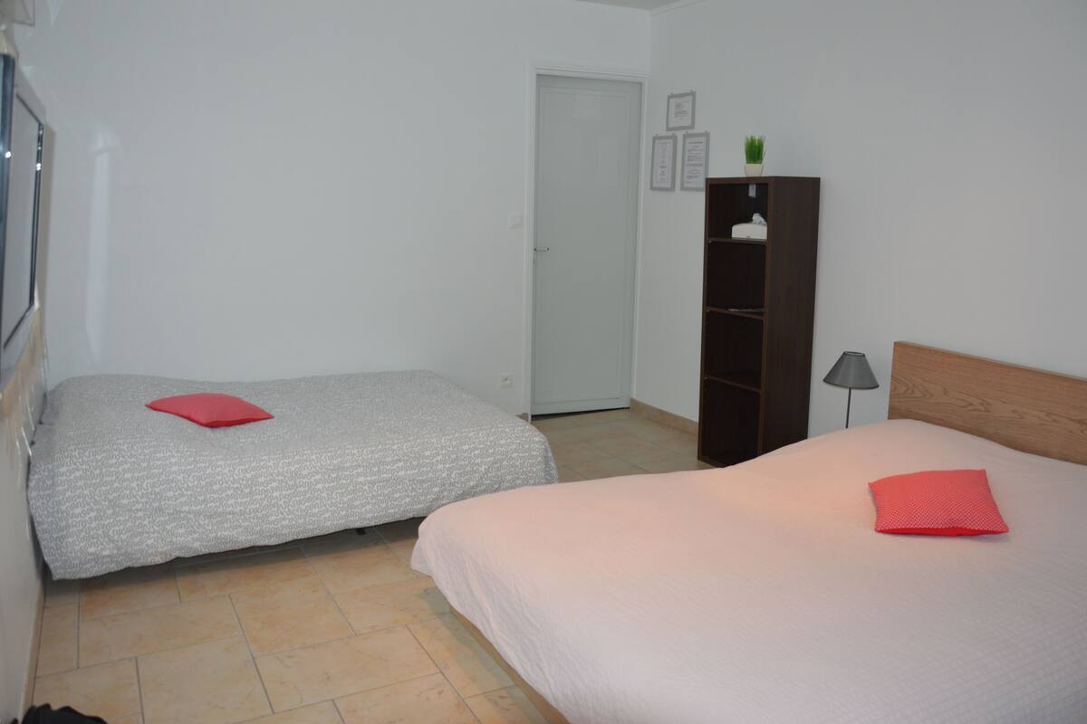 Vierbettzimmer | Babybetten, Zustellbetten, kostenloses WLAN