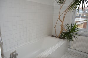 Familienzimmer | Badezimmer | Kostenlose Toilettenartikel, Haartrockner, Handtücher