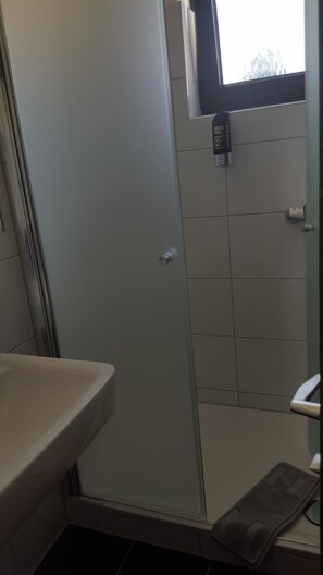 Chuveiro, secador de cabelo (mediante solicitação), toalhas de banho 