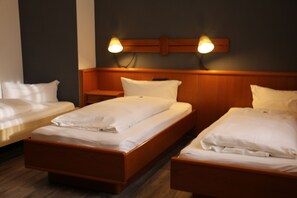 Dreibettzimmer | Schreibtisch, Babybetten, kostenloses WLAN, Bettwäsche