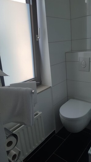 Shower, hair dryer, towels - Hotel Alt Steinbach (Steinbach)