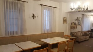 A dining area with a long bench, wooden tables, and chairs. - Hotel Alt Steinbach (Steinbach)