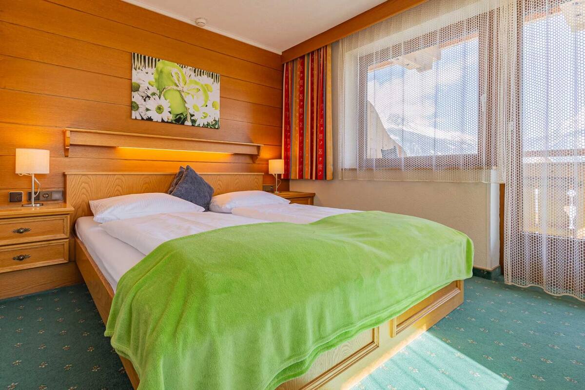 Minibar, in-room safe, blackout curtains, free WiFi