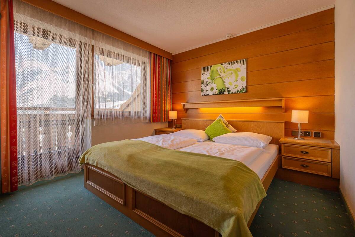 Minibar, in-room safe, blackout curtains, free WiFi