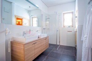 Deluxe Apartment, 2 Bedrooms, Balcony (Top3 - Sauna) | Bathroom | Shower, free toiletries, hair dryer, towels
