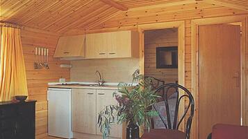 Flatscreentelevisie en een tafeltennistafel