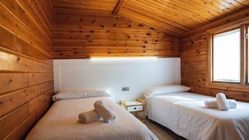 Family Bungalow, 2 Bedrooms (6-7 people) | Iron/ironing board, cribs/infant beds, free WiFi, bed sheets