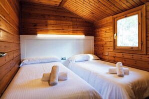 Family Bungalow, 2 Bedrooms (6-7 people) | Iron/ironing board, cribs/infant beds, free WiFi, bed sheets