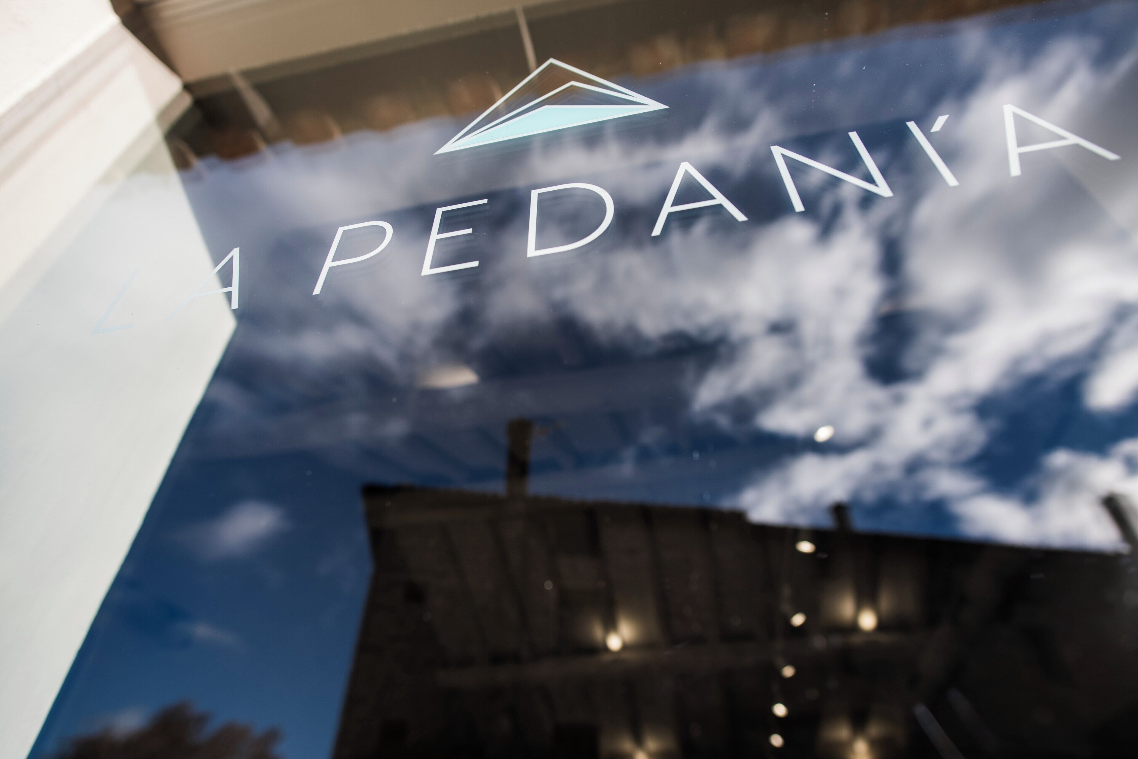 A window with the text "PEDAN'TA" and a logo above it.