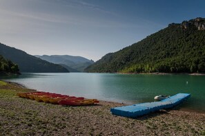 Nær stranden og kajakkpadling