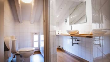 基础双人房 | 浴室 | 淋浴设施、吹风机、卫生纸