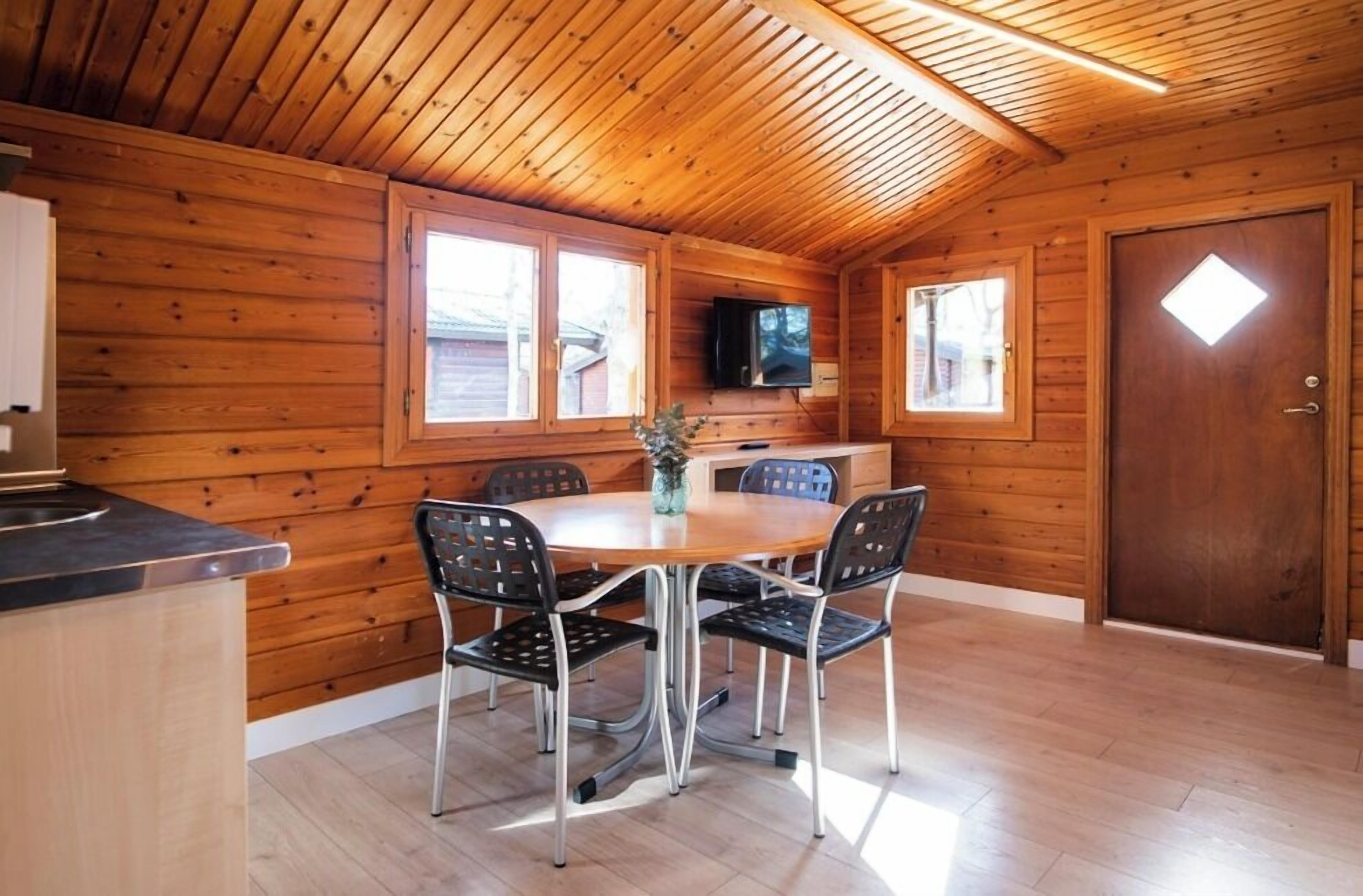 Familie bungalow, 2 slaapkamers (6-7 people) | Woonruimte | Flatscreentelevisie en een tafeltennistafel