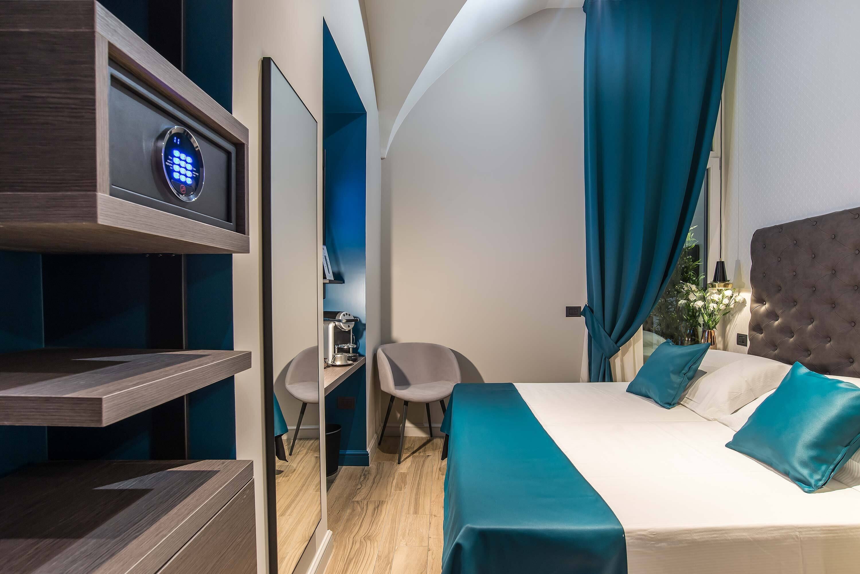 Quarto de hotel moderno com uma cama, uma escrivaninha e um sistema de fechadura digital.