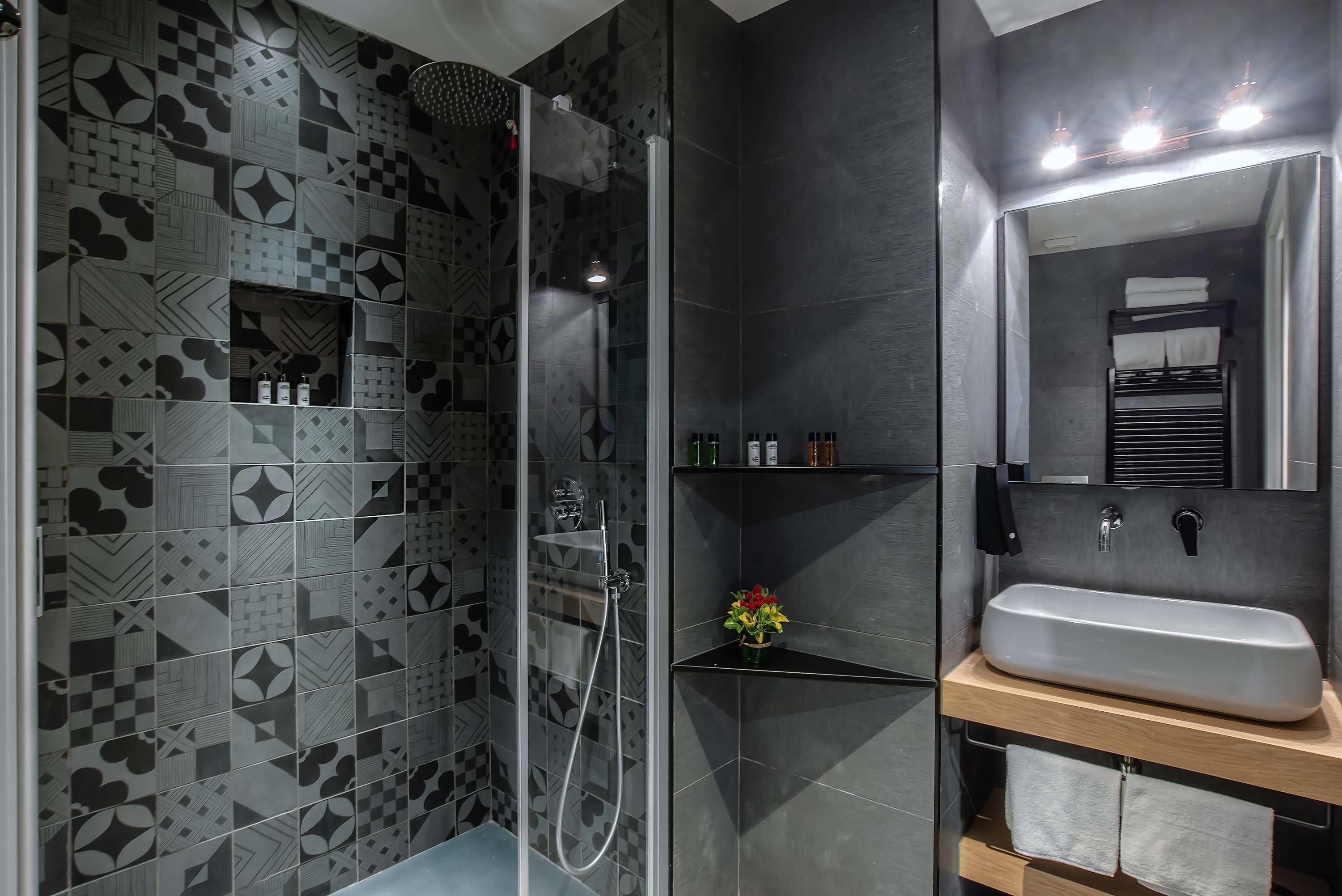 economy double room, ground floor (small) | bathroom | shower, free toiletries, hair dryer, towels